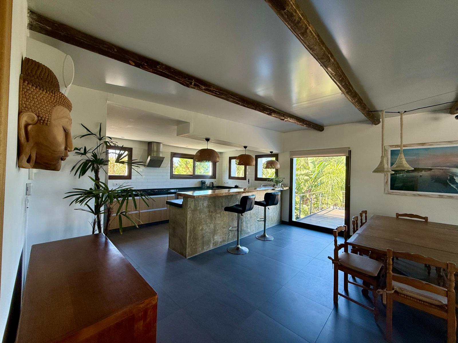 Linda casa de estilo colonial en altos de La Barra